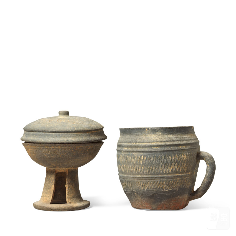 朝鮮 三國時代 約三五零至五五零年 高盃及手柄盃 | A POTTERY FUNERARY URN AND COVER TOGETHER WITH A HANDLED CUP - 图2